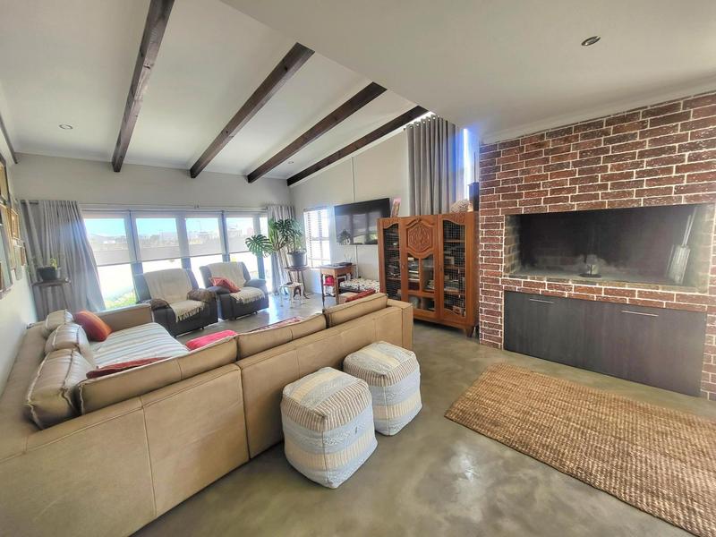 6 Bedroom Property for Sale in Sunset Estate Western Cape